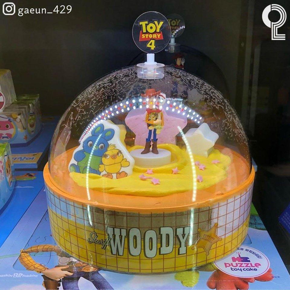 玩具总动员4主题的胡迪冰淇淋蛋糕，透明保护罩中的详细图像，秀出胡迪与新角色叉奇。